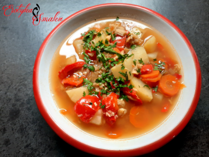 Pikantna zupa rybna z sokiem z pieczonej papryki